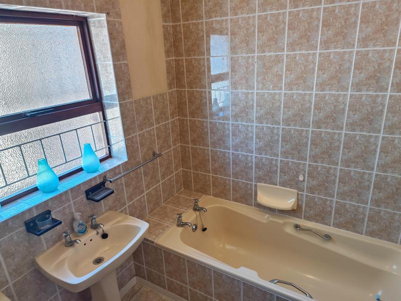5 Bedroom Property for Sale in Fisherhaven Western Cape